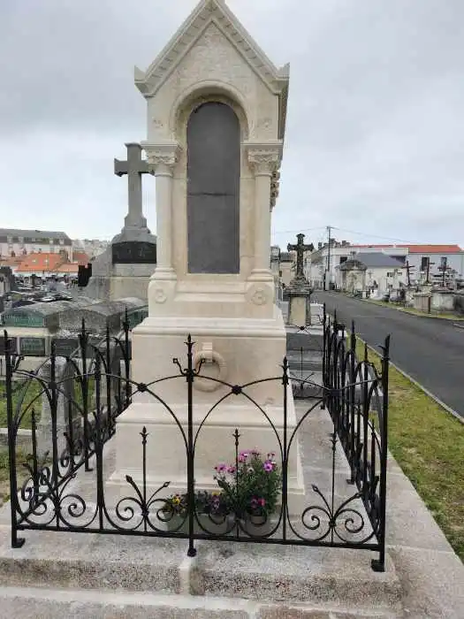 tombeau-Michaud-restauré-et-fleuri